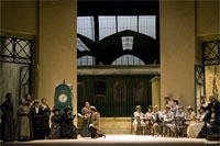 FOTO 1 – Il  primo atto, un momento d'insieme - Recensione opera Manon Lescaut teatro Giglio Lucca