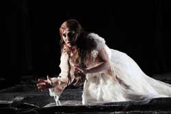 Silvia Della Benedetta in Lucia di Lammermoor di Gaetano Donizetti in scena al Teatro Verdi di Trieste - Stagione Lirica 2011